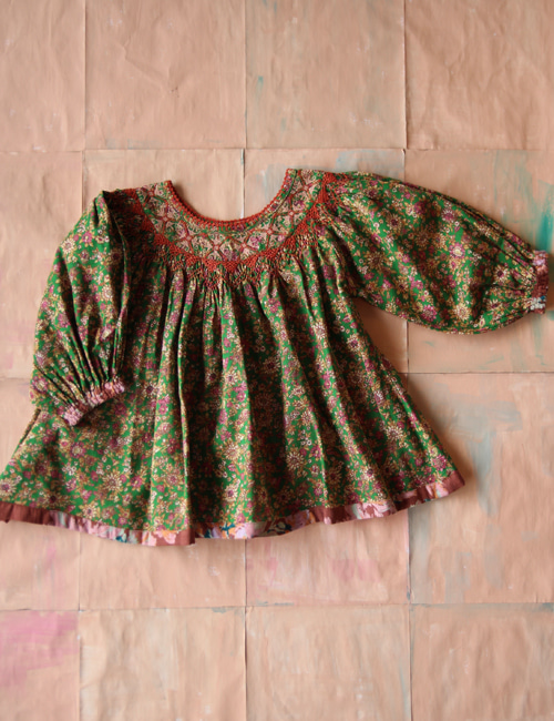 [BONJOUR DIARY]Butterfly blouse with cross embroidery _　Small pink flowers print