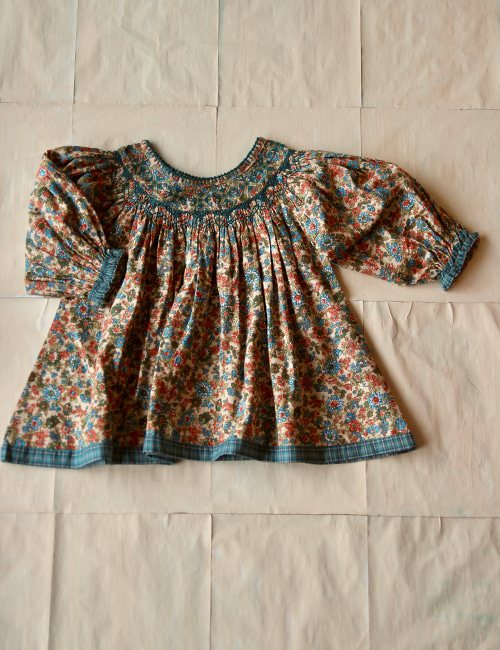 [BONJOUR DIARY]Butterfly blouse with cross embroidery _　Small Blue flowers print